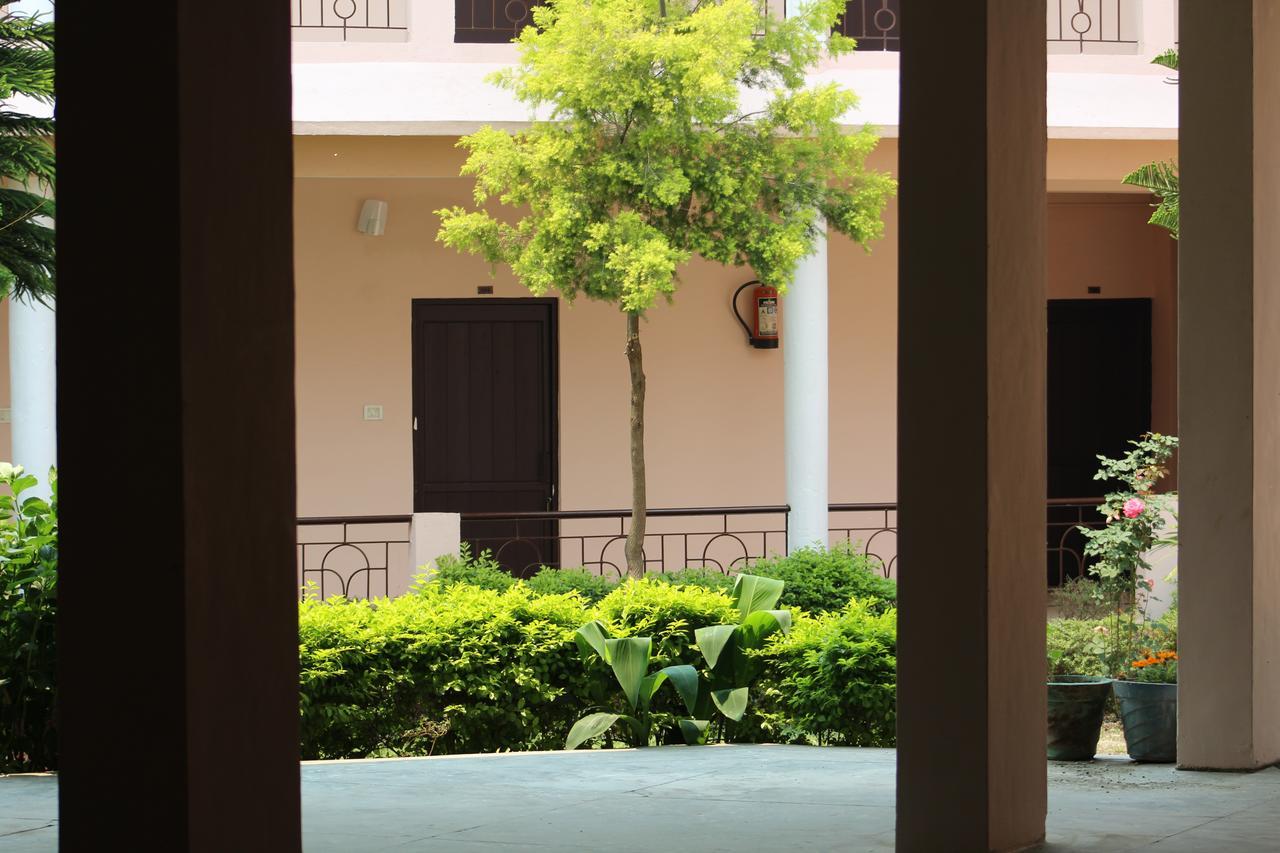 Greenwood Hotel Bhimtal Bagian luar foto